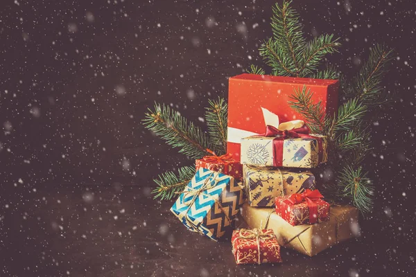 Vánoční dárkové krabice na tmavý dřevěný stůl. — Stock fotografie