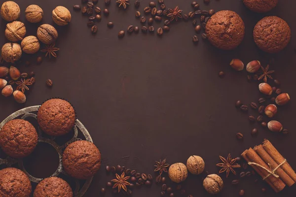 Домашние шоколадные кексы со специями на коричневом деревянном столе. Вид сверху — стоковое фото
