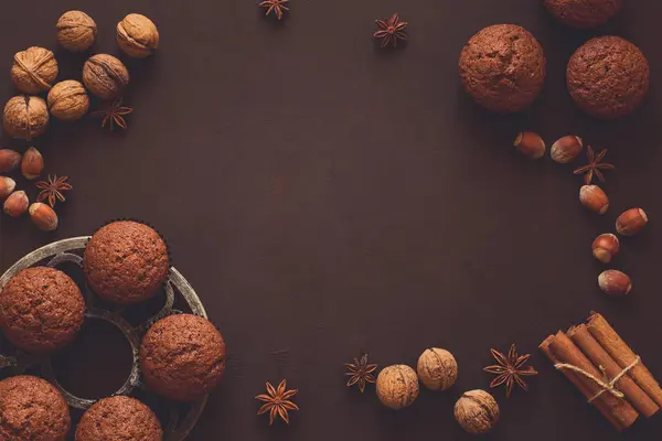 Домашние шоколадные кексы со специями на коричневом деревянном столе — стоковое фото