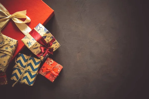 Cadeaux de Noël fond boîtes. Vue de dessus. Pose plate. Image tonique — Photo