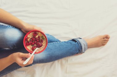 İki kadehlerin kırmızı şarap ve üzüm asma yaprağı koyu ahşap masa üzerine dekore edilmiştir.