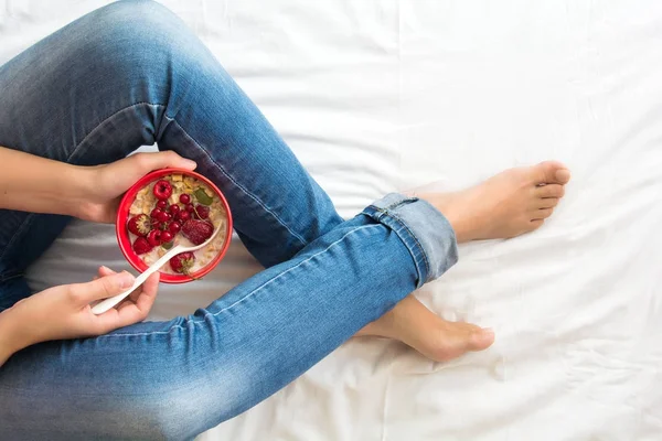 İki kadehlerin kırmızı şarap ve üzüm asma yaprağı koyu ahşap masa üzerine dekore edilmiştir.