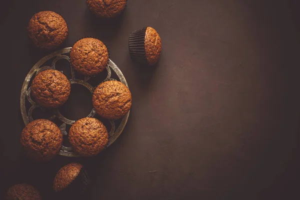 Домашние шоколадные кексы на коричневом столе — стоковое фото