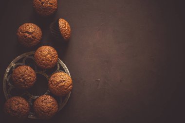 Ev yapımı çikolata muffins kahverengi ahşap masa