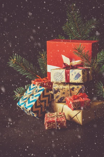 Vánoční dárkové krabice na tmavý dřevěný stůl. Tónovaný obrázek. — Stock fotografie