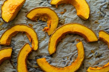 Kağıt levha pişmiş kabak dilimleri. Üstten Görünüm