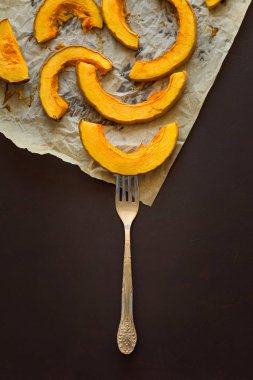 Kağıt levha pişmiş kabak dilimleri. Üstten Görünüm