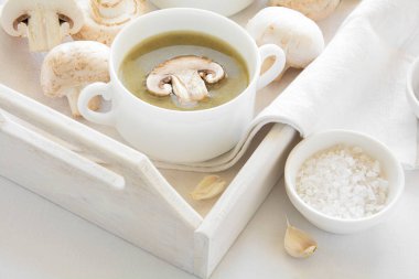 İki geleneksel mantar çorbası beyaz masa örtüsü üzerinde krem ile kase