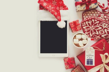 Noel arka plan el yapımı hediyeler ile Kraft kağıt, fincan sıcak çikolata ve tablet sarılmış. Düz yatıyordu. Kopya için alan