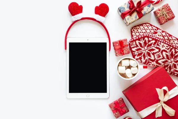 Noel arka plan el yapımı hediyeler ile Kraft kağıt, fincan sıcak çikolata ve tablet sarılmış. Düz yatıyordu. Kopya için alan