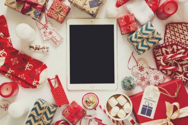 Noel arka plan el yapımı hediyeler ile Kraft kağıt, fincan sıcak çikolata ve tablet sarılmış. Düz yatıyordu. Kopya için alan