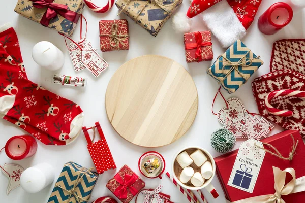 圣诞背景与手工礼品包装在工艺纸, 一杯热巧克力。平躺。复制空间 — 图库照片