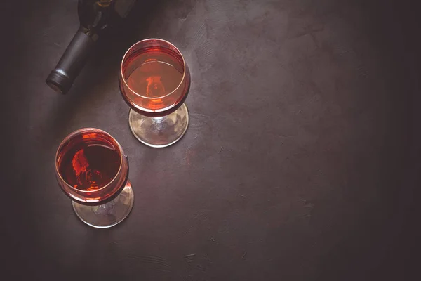 赤ワインと茶色の木製の机の上に横になっている瓶 2 つ使い捨てからす。トップ ビュー. — ストック写真