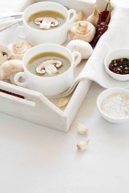 İki geleneksel mantar çorbası beyaz masa örtüsü üzerinde krem ile kase