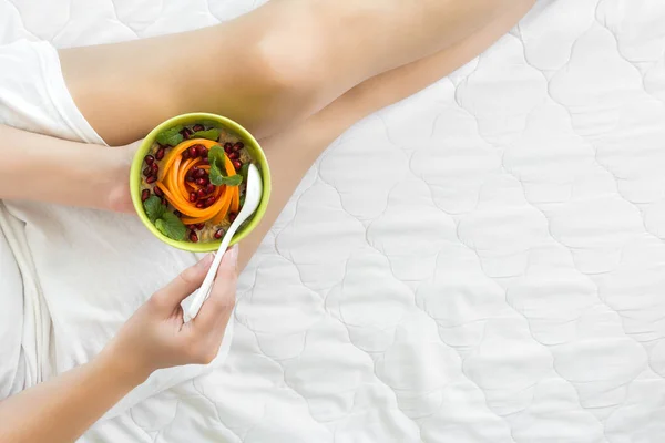 Concepto de alimentación saludable. Mujer desayunando en la cama — Foto de Stock