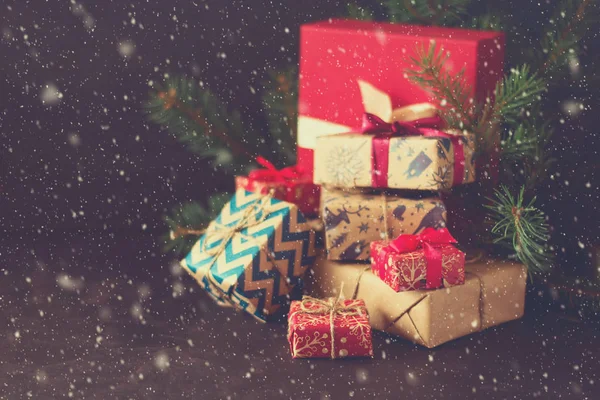 圣诞礼品盒黑暗的木桌上。色调的图像. — 图库照片