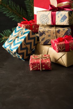 Noel hediye kutuları koyu ahşap masa.