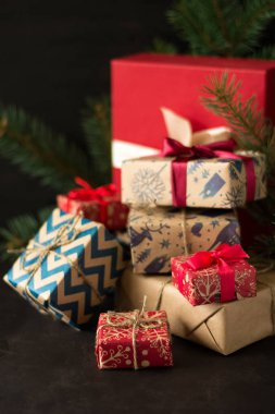 Noel hediye kutuları koyu ahşap masa.