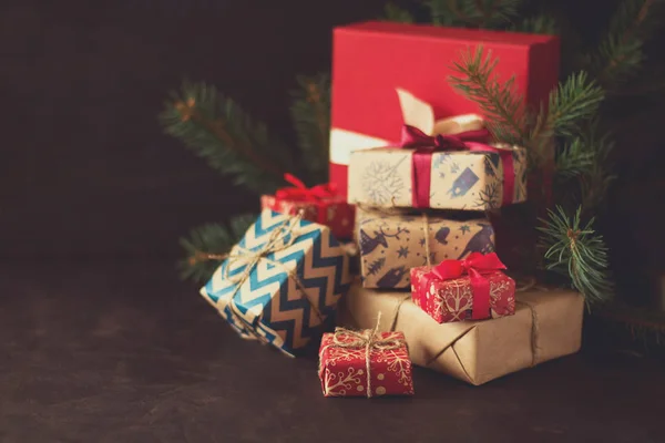 Cajas de regalo de Navidad en escritorio de madera oscura. Imagen tonificada — Foto de Stock