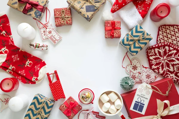 Boże Narodzenie tło z ręcznie robione prezenty opakowane w craft papieru, kubek gorącej czekolady. — Zdjęcie stockowe