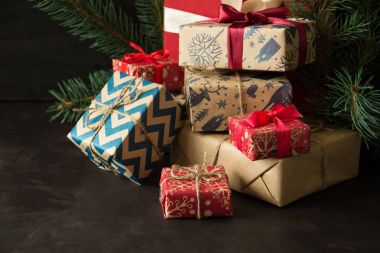 Noel hediye kutuları koyu ahşap masa.