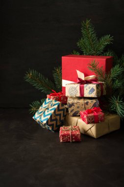 Noel hediye kutuları koyu ahşap masa.