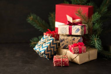 Noel hediye kutuları koyu ahşap masa.