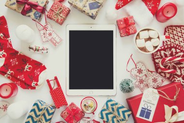 Noel arka plan el yapımı hediyeler ile Kraft kağıt, fincan sıcak çikolata ve tablet sarılmış. Düz yatıyordu. Kopya için alan