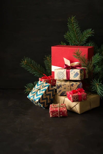Noel hediye kutuları koyu ahşap masa.