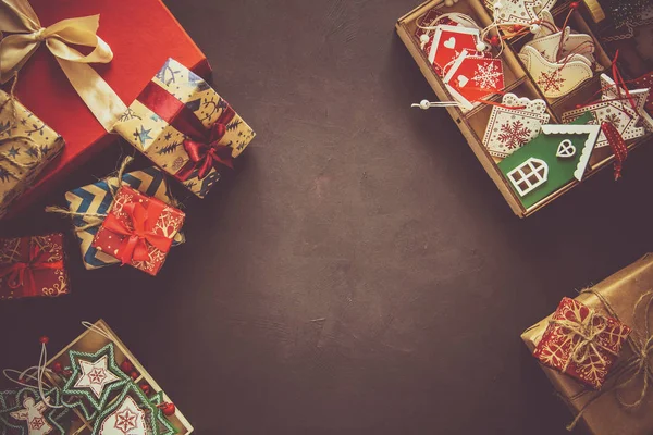 Caixas Presente Natal Caixa Com Brinquedos Madeira Fundo Marrom Vista — Fotografia de Stock