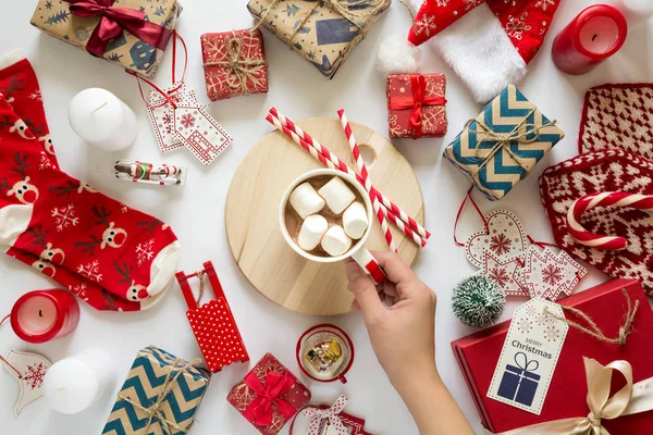 圣诞背景与手工礼品包裹在工艺纸和妇女的手与杯热巧克力 复制空间 — 图库照片