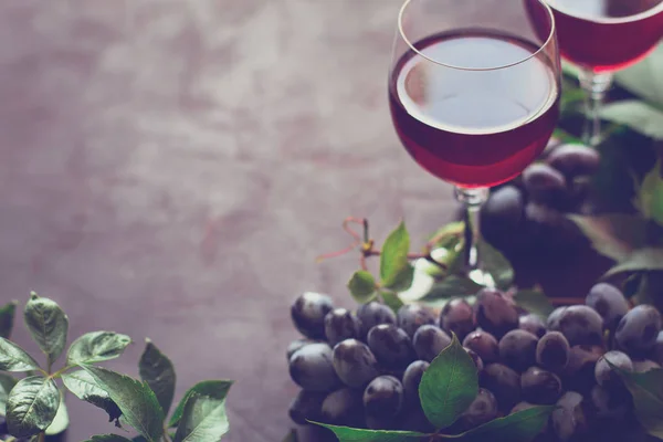 Bodegón Con Gafas Vino Botellas Uvas Hojas Escritorio Madera Marrón —  Fotos de Stock