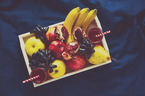 Suco Fresco Vermelho Com Maçãs Peras Bananas Uvas Frutas Romã — Fotografia de Stock