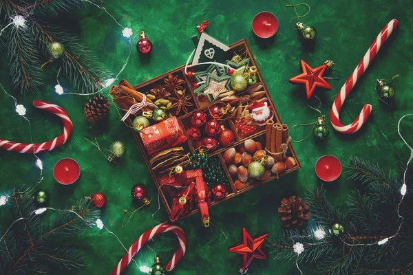Рождественская Композиция Рождественская Елка Коробка Специями Игрушками Зеленом Деревянном Фоне — стоковое фото