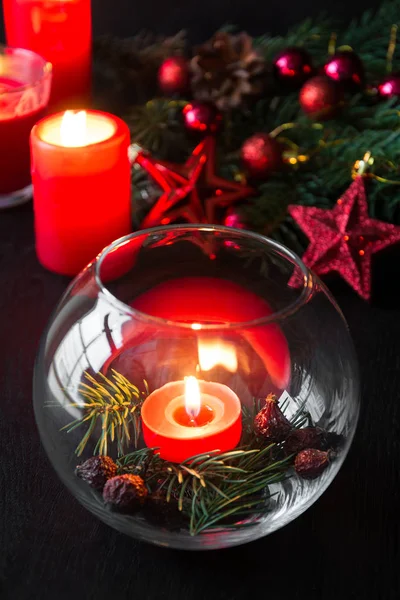 Brandende Kaarsen Kerstdecoratie Donkere Houten Achtergrond Feestelijke Stemming Lage Sleutel — Stockfoto