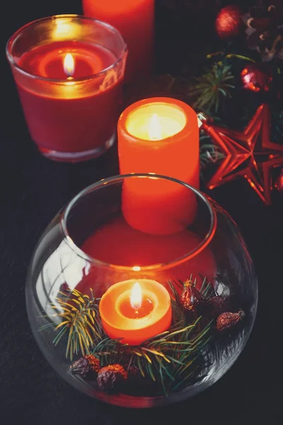 Hořící Svíčky Vánoční Dekorace Nad Tmavé Dřevěné Pozadí Slavnostní Náladu — Stock fotografie