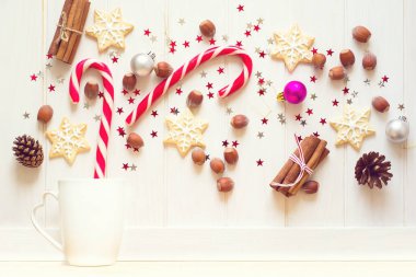 Noel çay bardağı gingerbread çerezleri ve diğer tatlılar Beyaz ahşap zemin üzerinde. Üstten Görünüm