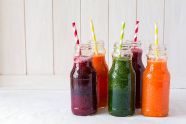 Detoks, şişeli içecekler: sebze üzerinden taze smoothies: pancar, havuç, ıspanak, salatalık ve beyaz arka plan üzerinde elma