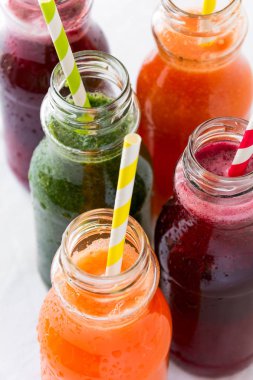 Detoks, şişeli içecekler: sebze üzerinden taze smoothies: pancar, havuç, ıspanak, salatalık ve beyaz arka plan üzerinde elma