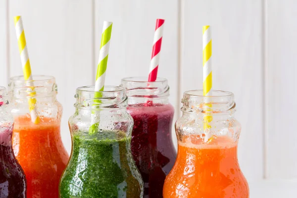 Entgiftungsgetränke Flaschen Frische Smoothies Aus Gemüse Rüben Karotten Spinat Gurken — Stockfoto