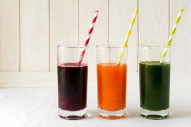 Gözlük içecekler Detoks: sebze üzerinden taze smoothies: pancar, havuç, ıspanak, salatalık ve beyaz arka plan üzerinde elma