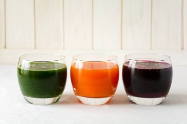 Gözlük içecekler Detoks: sebze üzerinden taze smoothies: pancar, havuç, ıspanak, salatalık ve beyaz arka plan üzerinde elma