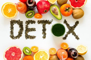 Sağlıklı beslenme kavramı. 'Detoks' yeşil çaydan word renkli smoothies ve meyve ile. Üstten Görünüm