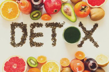 Sağlıklı beslenme kavramı. 'Detoks' yeşil çaydan word renkli smoothies ve meyve ile. Üstten Görünüm
