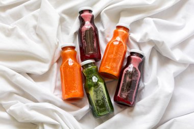 Detoks, şişeli içecekler: sebze üzerinden taze smoothies: pancar, havuç, ıspanak, salatalık ve beyaz arka plan üzerinde elma