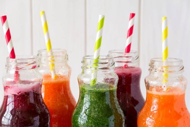 Detoks, şişeli içecekler: sebze üzerinden taze smoothies: pancar, havuç, ıspanak, salatalık ve beyaz arka plan üzerinde elma