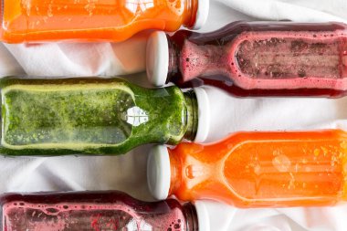 Detoks, şişeli içecekler: sebze üzerinden taze smoothies: pancar, havuç, ıspanak, salatalık ve beyaz arka plan üzerinde elma