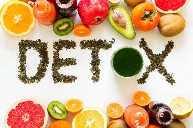 Sağlıklı beslenme kavramı. 'Detoks' yeşil çaydan word renkli smoothies ve meyve ile. Üstten Görünüm