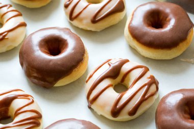 Tatlı çörek Çikolata kaplamalı. Düz yatıyordu. Üstten Görünüm