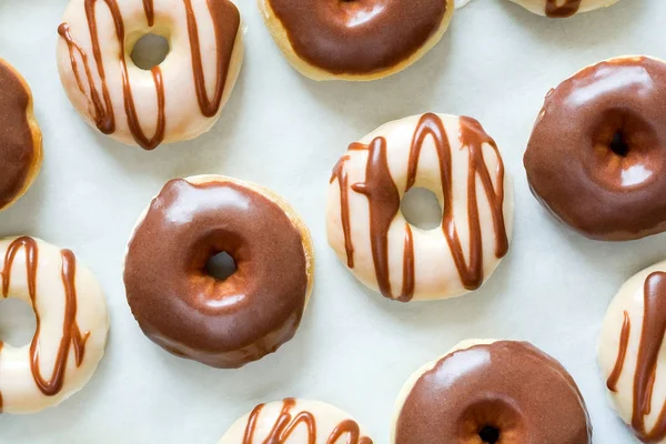 Doce Donuts Com Revestimento Chocolate Deitado Vista Superior — Fotografia de Stock